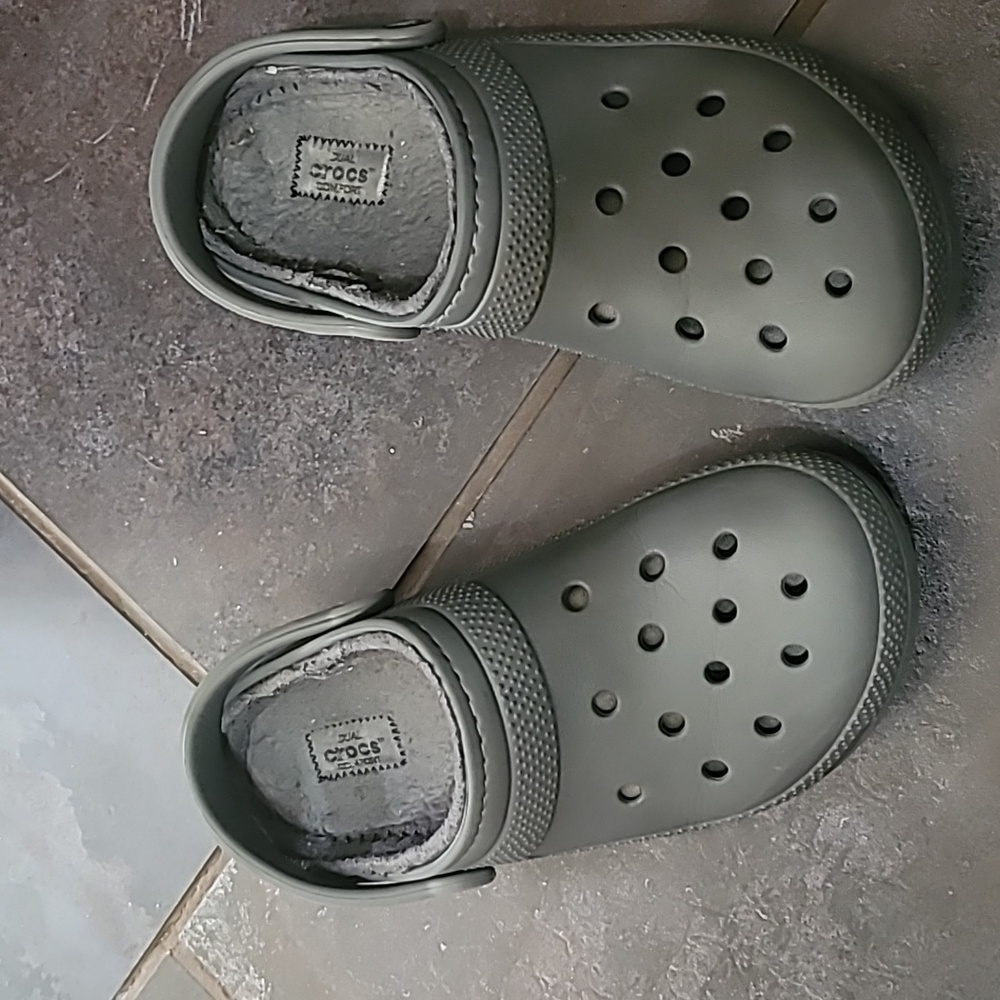 Classic Crocs Lined Fuzzy Warm Grey Charcoal Size 8 Women & 10 men's Slip Ons - Picture 3 of 7